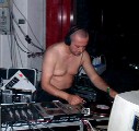 IL DJ DOMINEE NELLA SALA INDUSTRIAL